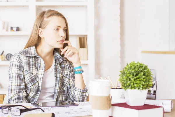 Dişi çene de el ile