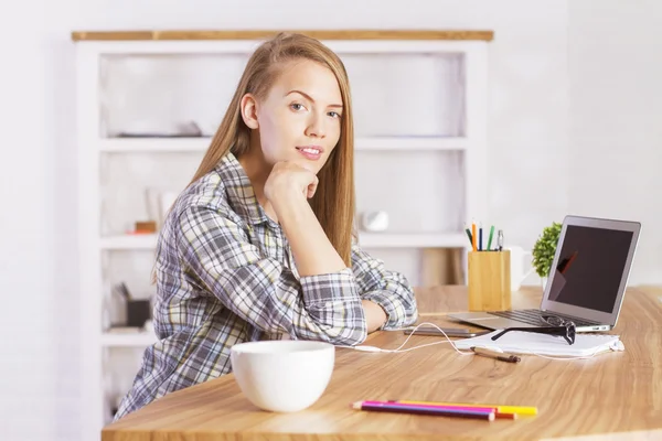 Mujer en escritorio de oficina — Foto de Stock