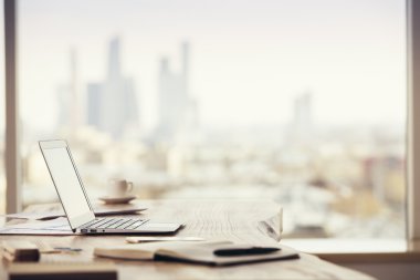 Office Masaüstü şehir arka plan üzerinde