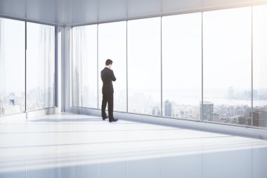 Odadaki düşünceli adam 