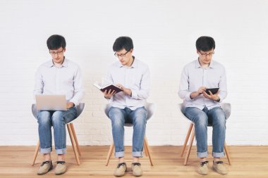 Dizüstü bilgisayar kullanarak tablet ve okuma