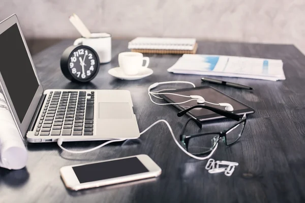 Designer desktop dengan laporan bisnis — Stok Foto