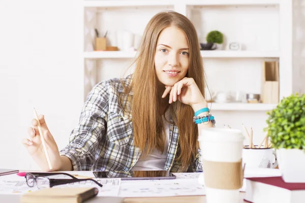 Femme souriante au bureau — Photo