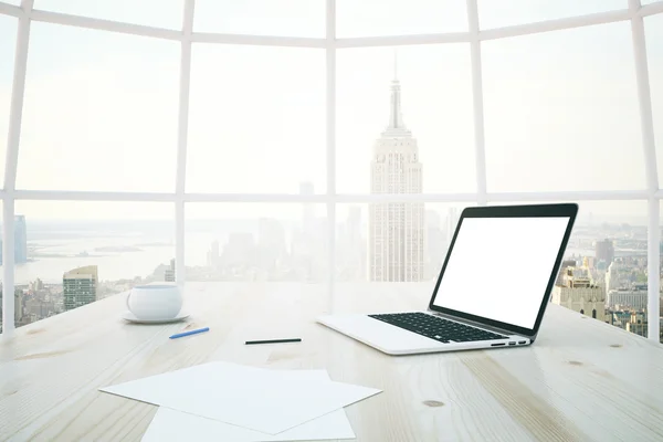 Heller Schreibtisch mit weißem Laptop — Stockfoto