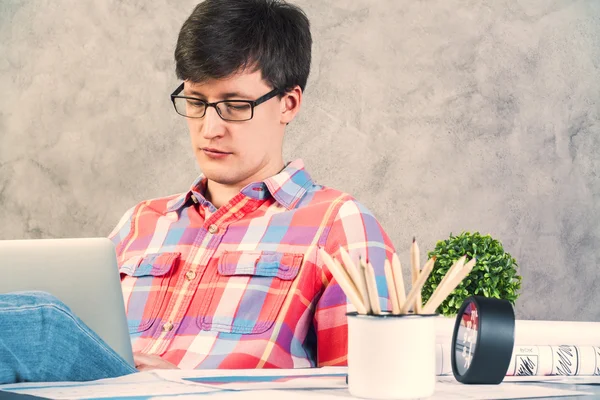 Laptop neben Schreibtisch — Stockfoto