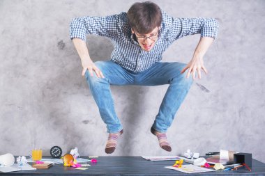 Masaüstünde atlama adam