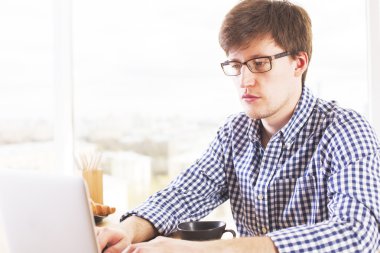 Dizüstü bilgisayar kullanan yakışıklı adam