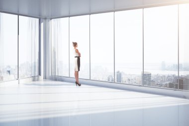 boş oda ile pencere eşiği