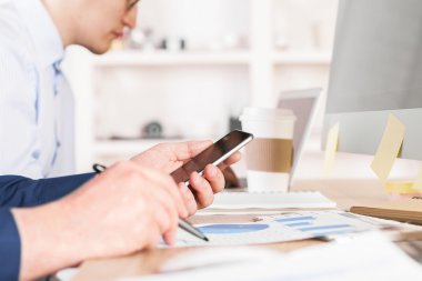 Akıllı telefon kullanan iş adamı