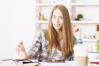 Kalem ile gülümseyen kadın 