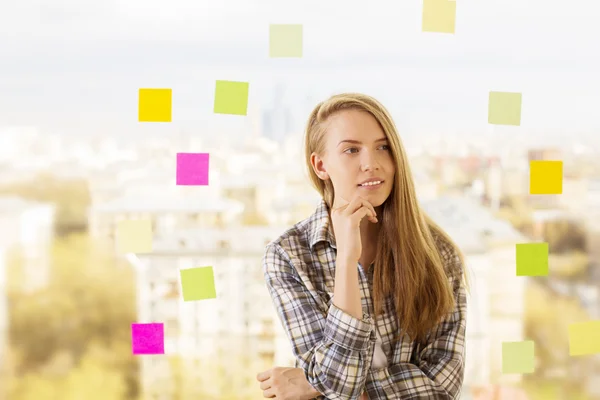 Mujer reflexiva al lado de pegatinas —  Fotos de Stock