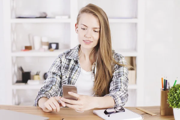 Ung kvinna med telefonen — Stockfoto