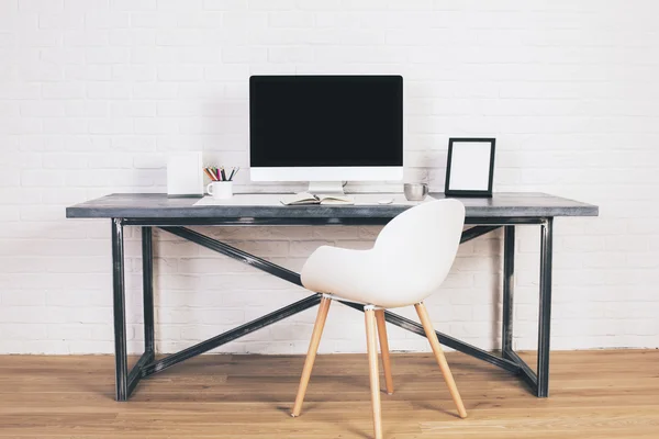 Дизайнерский стол со стулом — стоковое фото