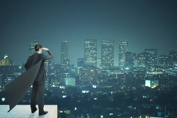 Siyah pelerin gece ile işadamı