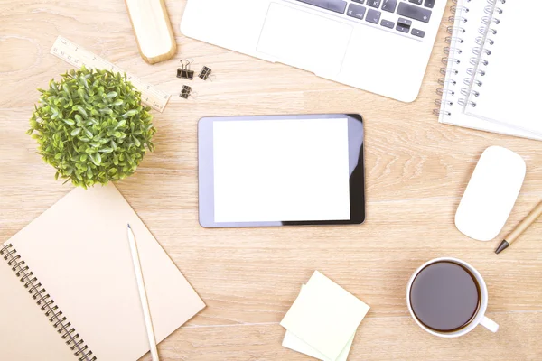 Topview of tredesk med blank nettbrett og kontorverktøy. Gjør dere klare. – stockfoto