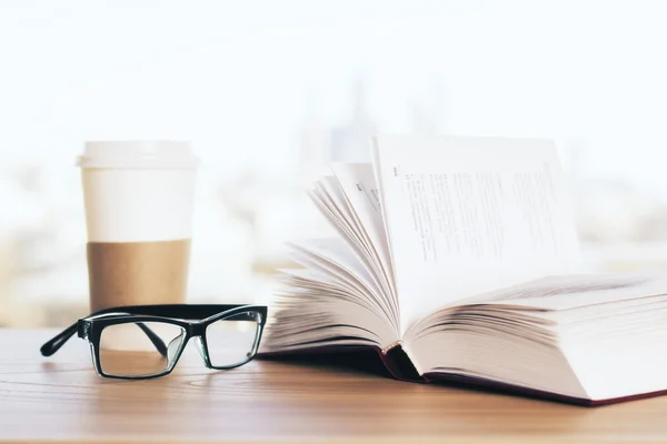 Libro aperto, caffè e bicchieri — Foto Stock