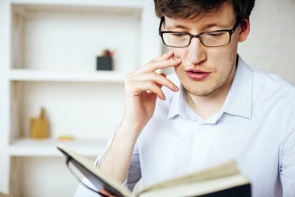 Uomo d'affari faccia a faccia — Foto Stock