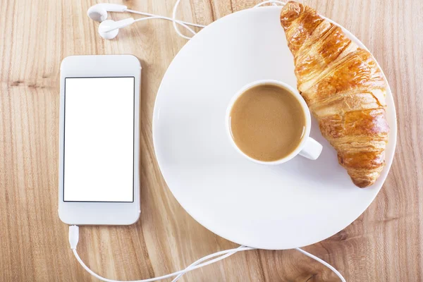 Witte smartphone, koffie en croissant — Stockfoto