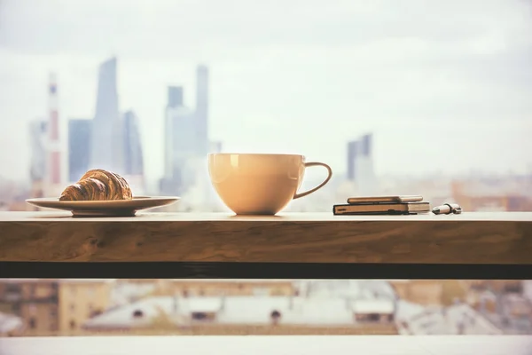 Кофе на фоне города — стоковое фото