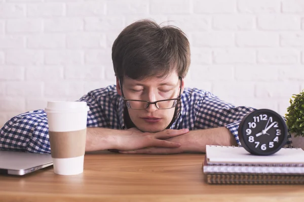 Jeune homme dormant au bureau — Photo