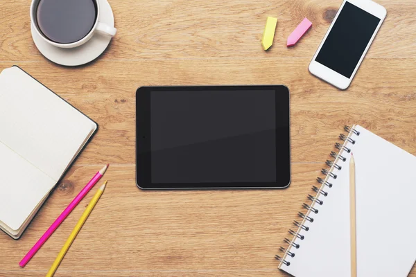 Topview tablet hitam pada kayu desktop dengan kopi dan barang-barang lainnya. Mock up — Stok Foto