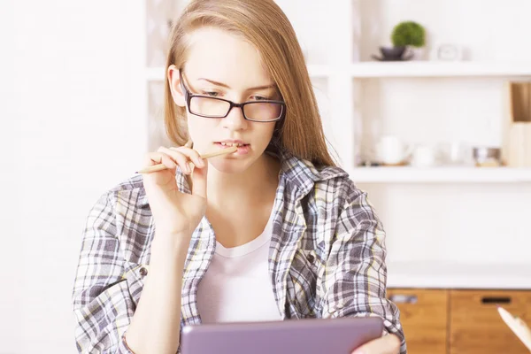 Chica con gafas usando tableta — Foto de Stock