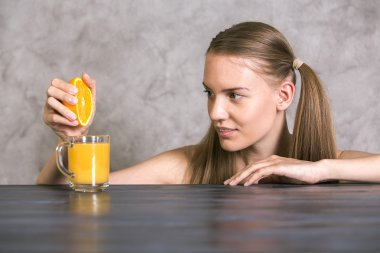 Masanın üzerine portakal sıkma