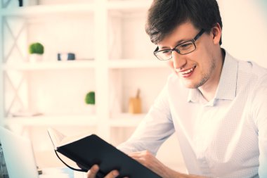 Gülümseyen Adam Okuma Kitabı