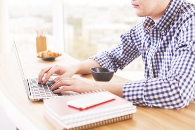 Dizüstü bilgisayar kullanan iş adamı