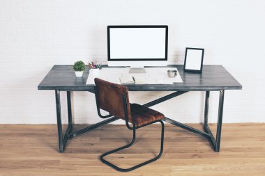 Tuğla zemin üzerine Designer Danışma