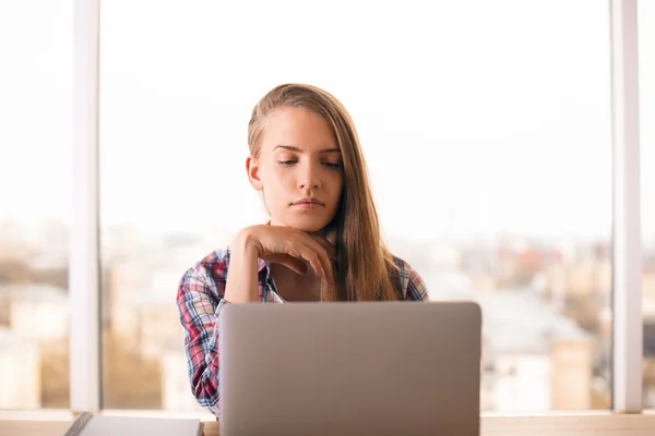 Mädchen mit Laptop — Stockfoto