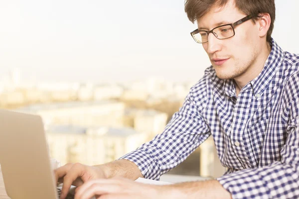 Man typing side — Stock Photo, Image