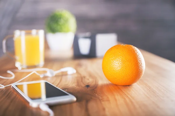Оранжевый на рабочем столе — стоковое фото