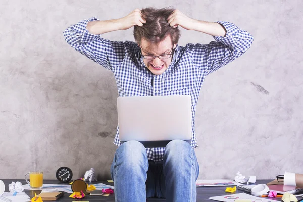 Uomo che tira capelli — Foto Stock