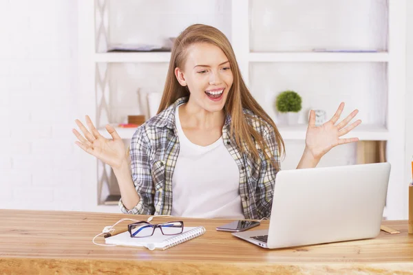 Aufgeregtes Weibchen im Amt — Stockfoto