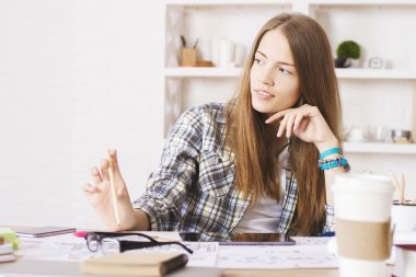 Çekici düşünme erkek kalem ile 