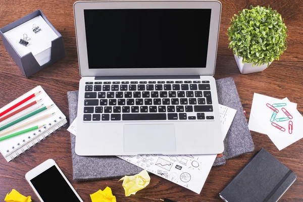 Laptop em branco na área de trabalho — Fotografia de Stock