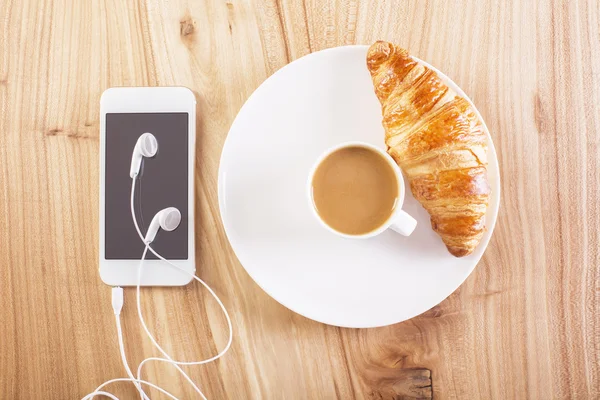 Telefoon, koffie en croissant — Stockfoto