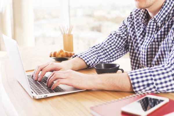 Mannelijke handen met behulp van laptop — Stockfoto