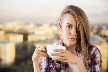 Kahve içen kız