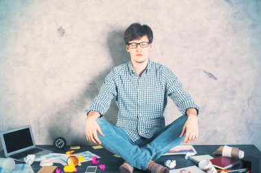 Adam dizüstü meditasyon