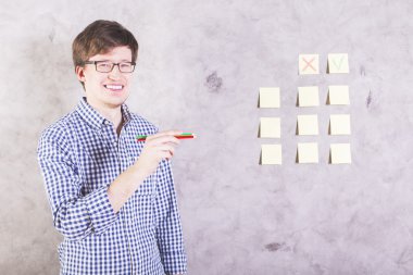 Kalem ile gülümseyen adam