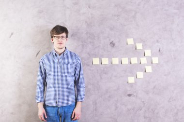 Etiket ok yanındaki erkek