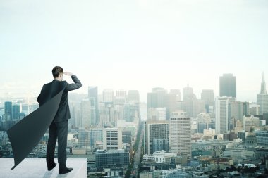 Siyah pelerin ile işadamı