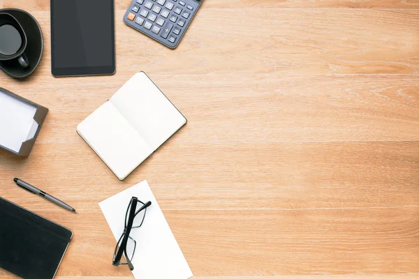 Mesa de escritório com vários itens — Fotografia de Stock