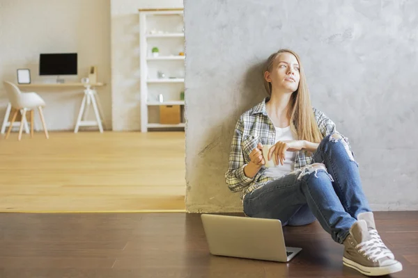 Mädchen mit Kaffee im Inneren — Stockfoto