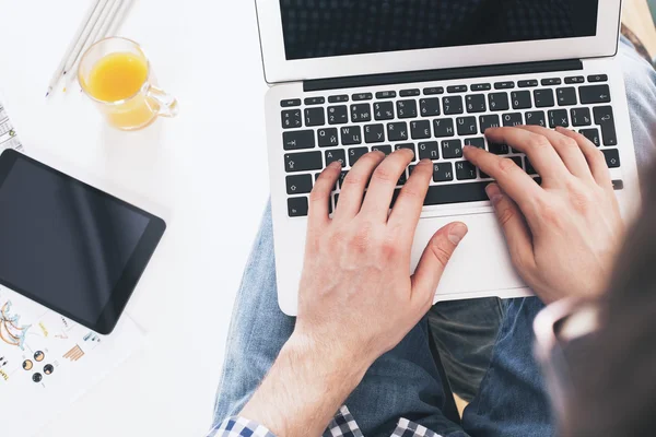 Zakenman met computer op schoot — Stockfoto