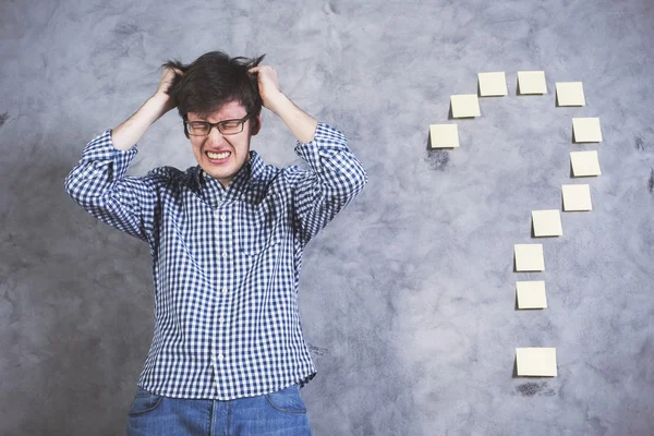 Punto interrogativo uomo stressato — Foto Stock