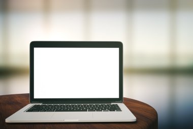 Masa üstünde laptop