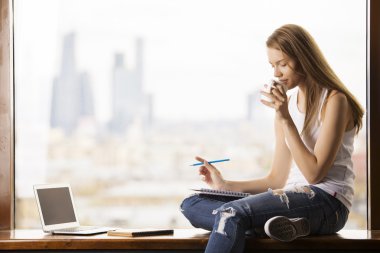 Pencere kenarında kahve içme kadın